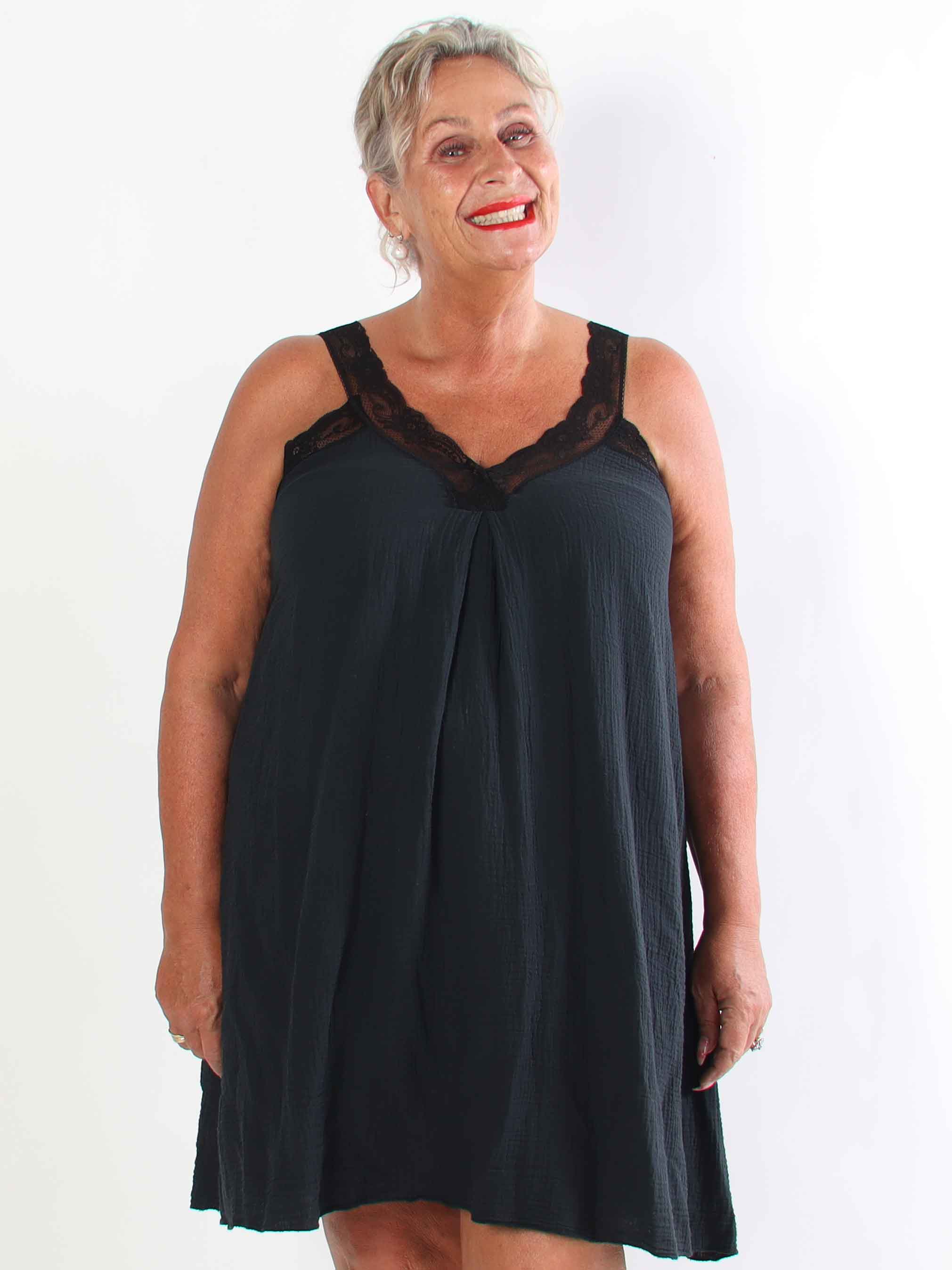 Taimi - Plus size kjole i bomulds-musselin stof med blondestropper